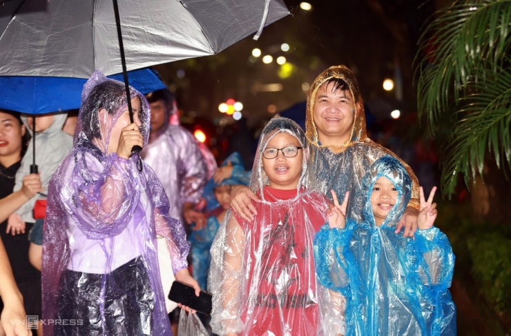 Ba bố con chụp ảnh trên đường Hùng Vương. Ảnh: Đức Đồng