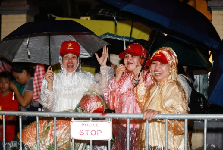 Nhóm chị em không ngại mưa. Ảnh: Đức Đồng