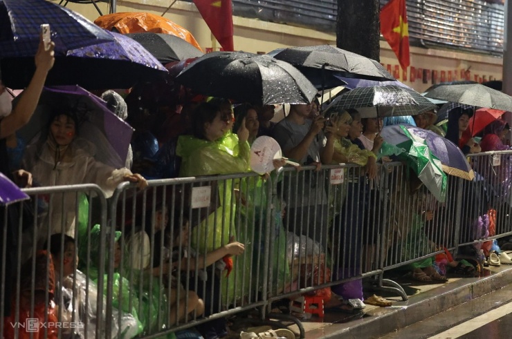 Rất đông người đội mưa chờ đợi xem diễu binh. Ảnh: Quỳnh Trần