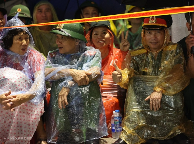 Nhiều người lớn tuổi cùng chờ đợi. Ảnh: Quỳnh Trần