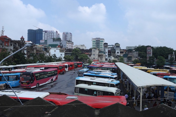 Trái với cảnh đông đúc, chen chúc thường thấy mỗi dịp nghỉ lễ Quốc khánh, năm nay nhiều bến xe lớn tại Hà Nội như Giáp Bát, Mỹ Đình, Nước Ngầm… lại vắng vẻ lạ thường.