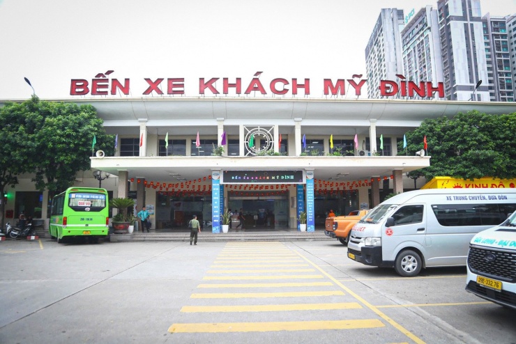 Tình trạng tương tự cũng diễn ra ở bến Mỹ Đình, nơi các tuyến Hà Nội đi Sơn La, Điện Biên, Hà Giang - vốn rất “nóng” vào dịp lễ, nay cũng thưa thớt người.