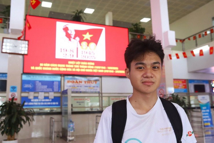 Anh Hải Nam đã xin nghỉ sớm buổi chiều để ra bến xe Giáp Bát về quê ở Nghệ An nghỉ lễ. "Tôi lo đông đúc như mọi năm nên đã đặt vé từ trước để tránh phải chờ đợi nhưng chiều nay chưa nhiều người về quê nên bến xe rất thông thoáng", anh Nam chia sẻ.