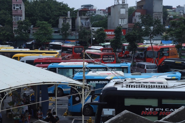 Ông Nguyễn Hoàng Tùng, Giám đốc Bến xe Giáp Bát cho biết chiều nay lượng khách vẫn ổn định và không có đột biến so với các ngày bình thường. Dự báo, ngày 30/8, lượng khách sẽ tăng cao trên cả hai chiều đi và đến Hà Nội. Đặc biệt, ngày cao điểm 1-2/9, chiều đi khoảng 20.000-22.000 lượt/ngày, chiều về khoảng 10.000-12.000 lượt/ngày.