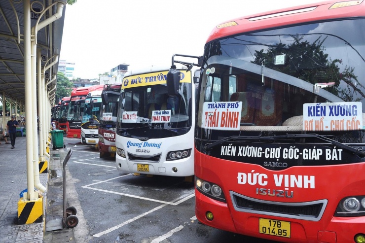 Các quầy vé đi các tỉnh Nam Định, Thanh Hoá, Nghệ An, Hà Tĩnh… vắng khách, nhiều hãng phải cắt giảm tần suất xe chạy để tránh xe chạy rỗng.