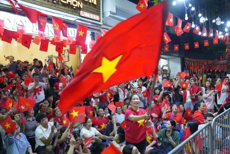 Thức xuyên đêm chờ xem tổng duyệt diễu binh