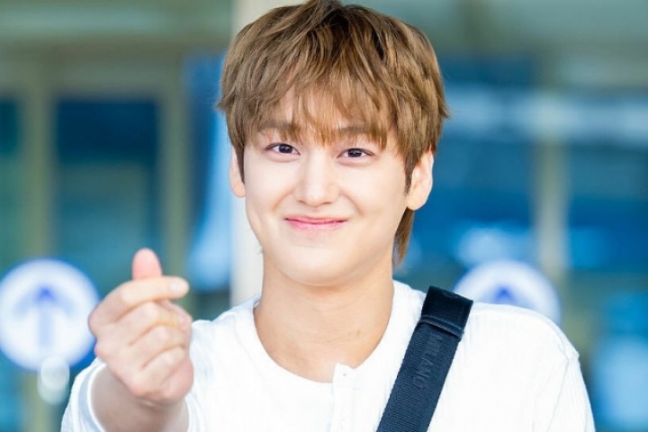 Kim Bum 'bắn tim', cười tươi với fan khi sang Việt Nam