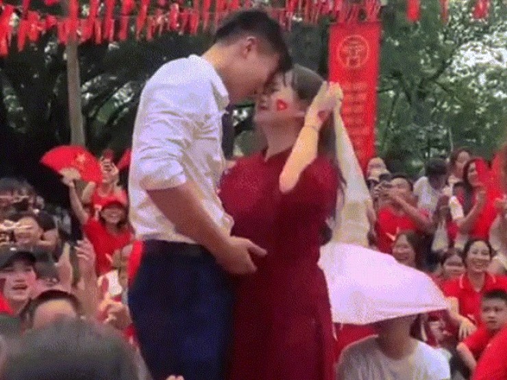 Điều bất ngờ phía sau màn cầu hôn 'nóng' nhất buổi sơ duyệt diễu binh 2/9