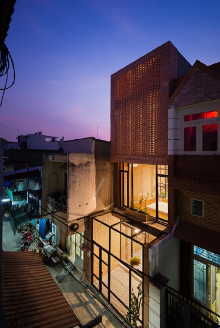 Ngôi nhà mang tên “Wasp House” nằm trong cộng đồng người Hoa gốc Việt ở TP.HCM. Diện tích chỉ vỏn vẹn 3,5m x 7m, ngôi nhà được xây dựng để làm chỗ ở cho hai anh em.
