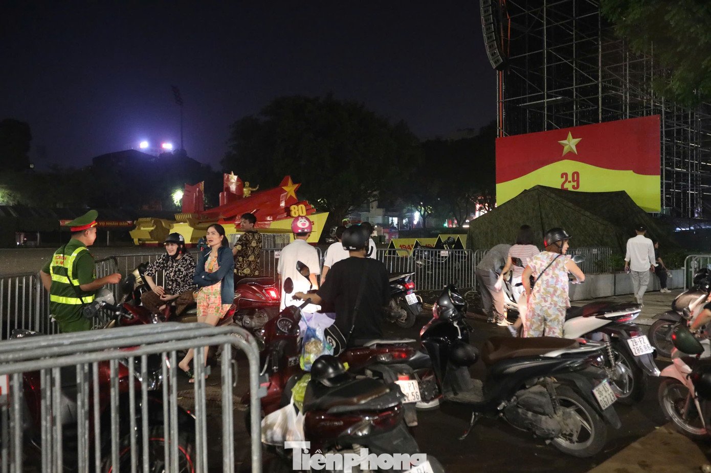 Xếp hàng giữ chỗ hơn một ngày để xem tổng duyệt diễu binh, diễu hành - 2