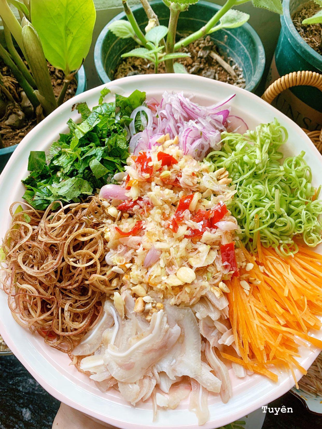 Tai heo luộc chín tới, thái mỏng. Sơ chế các nguyên liệu. Pha nước trộn nộm theo tỉ lệ 1 nước mắm : 1 đường : 1 nước quất : 1 nước, thêm ớt, tỏi, giềng xay.