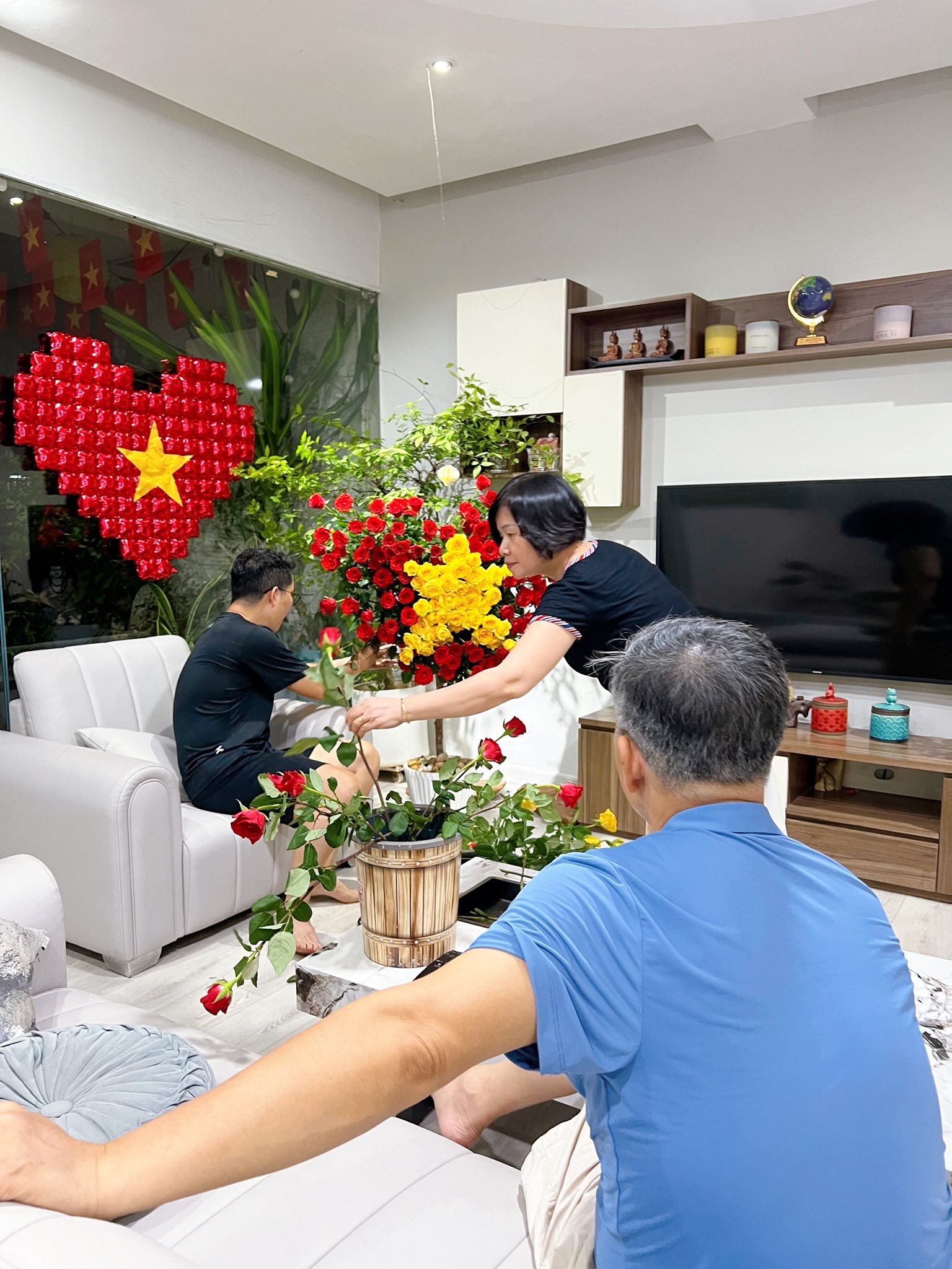 Cả nhà háo hức trang trí. Ảnh: Mai Thị Lan Phương&nbsp;