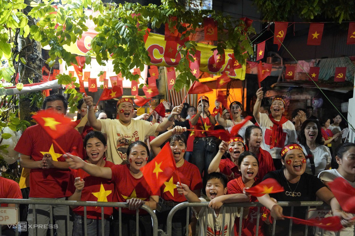 Chị Hoàng Thị Vân (áo đen) và gia đình trên đường Trần Phú. Ảnh: Nguyễn Đông