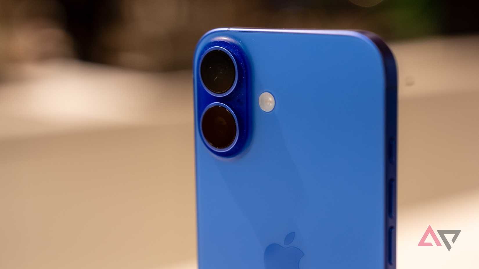 So sánh Galaxy Z Flip 7 và iPhone 16: Flagship nào đáng mua 2025? - 5