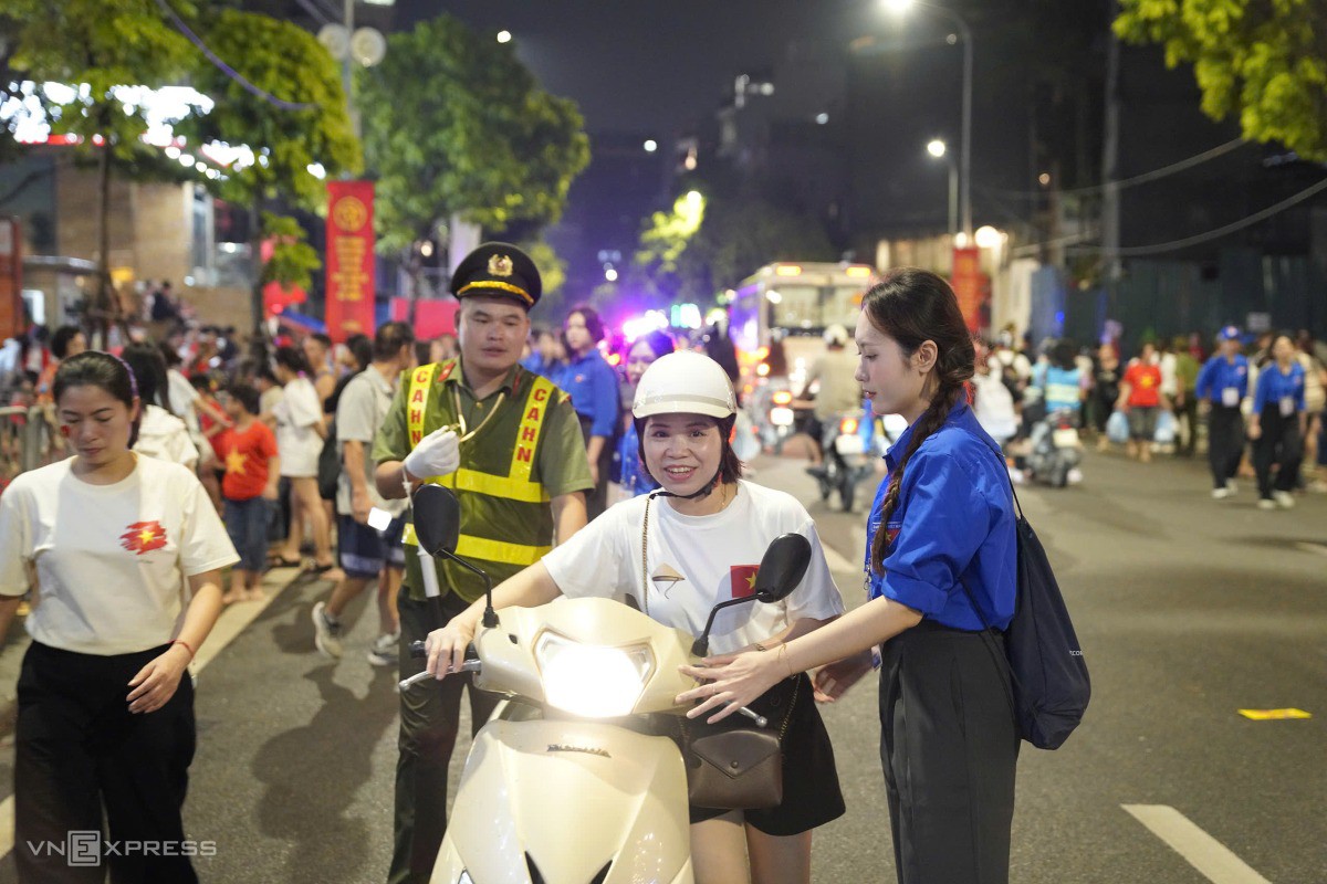 Kim Chi hỗ trợ cảnh sát phân luồng trên phố. Ảnh: Thanh Hằng