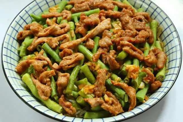 Món ăn có vị thanh nhưng đậm đà, miến thấm sốt, thịt mềm, đậu giòn ngọt. Để ngon hơn, nên trộn phần sốt thừa vào đậu đũa trước khi hấp.