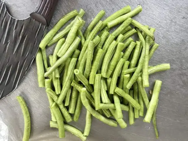 Đậu đũa rửa sạch, cắt khúc vừa ăn.