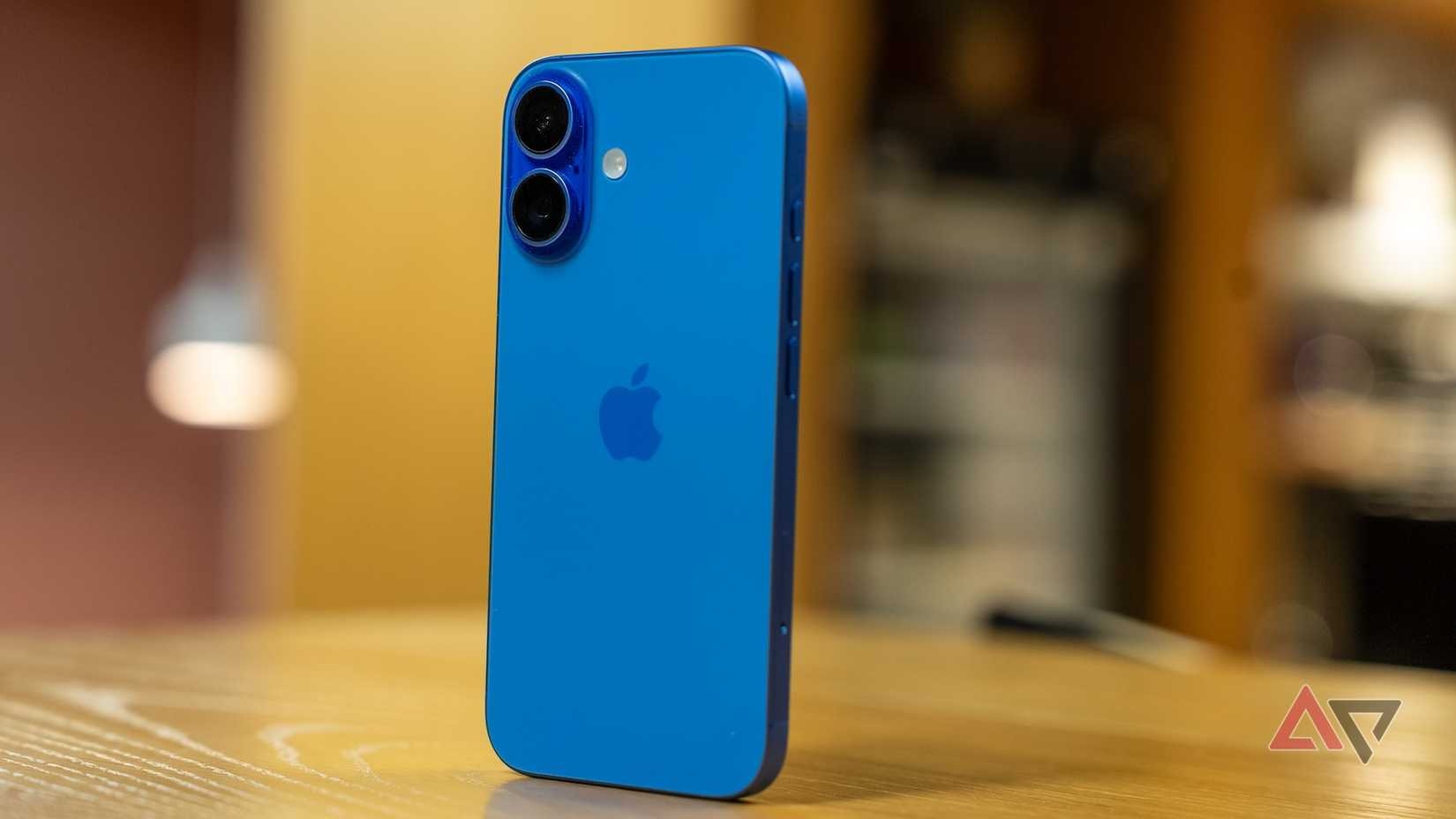 So sánh Galaxy Z Flip 7 và iPhone 16: Flagship nào đáng mua 2025? - 1