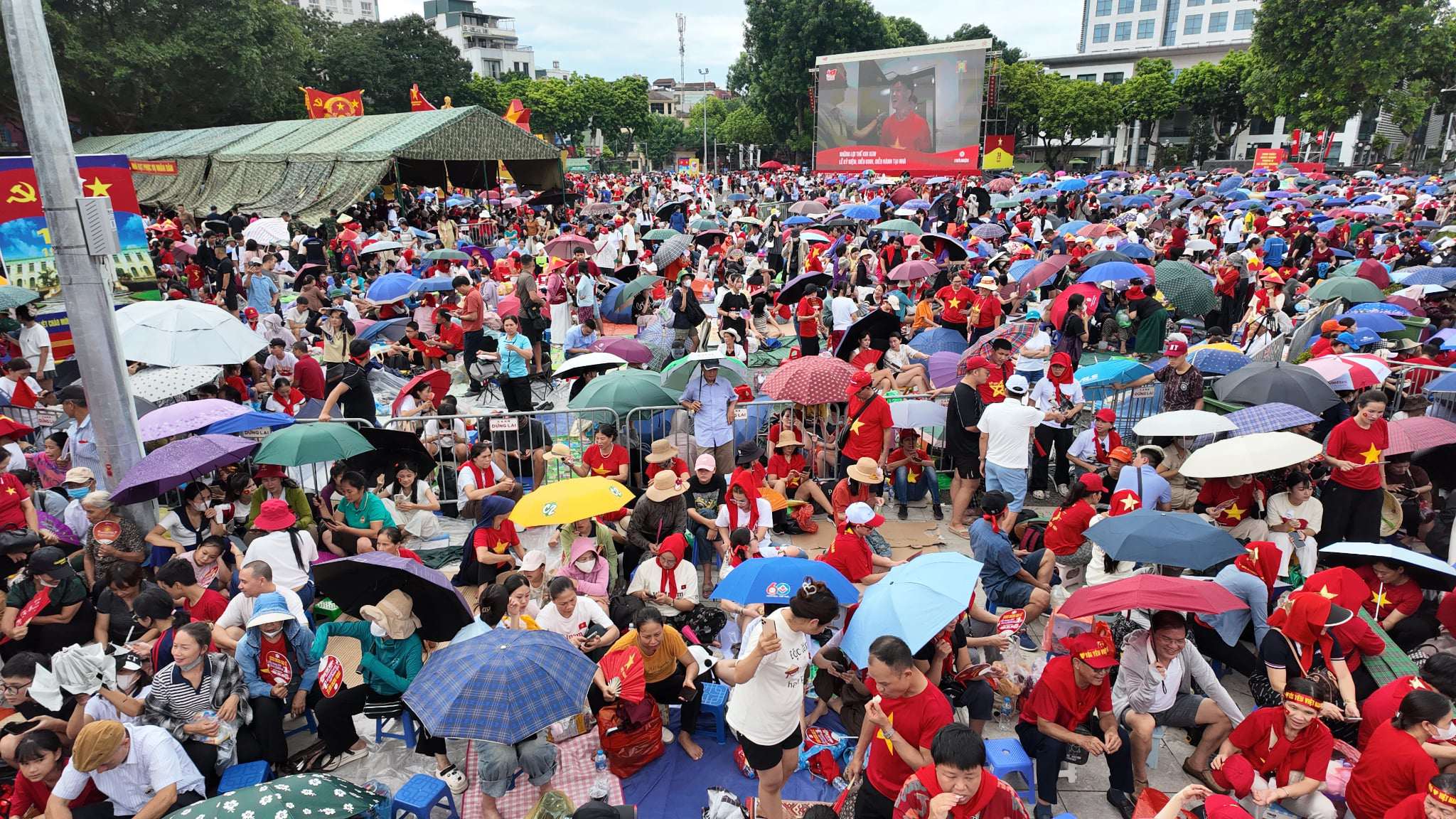 Rất đông người dân xếp hàng hơn 48 tiếng để chờ đợi xem diễu binh