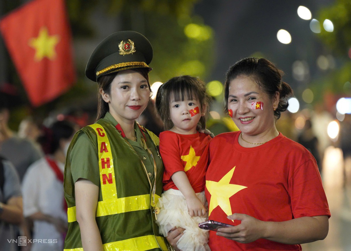 Chị Thu chụp ảnh lưu niệm cùng người dân. Ảnh: Nguyễn Đông