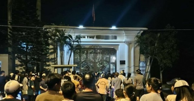 Nhiều cảnh sát xuất hiện tại dinh thự của doanh...