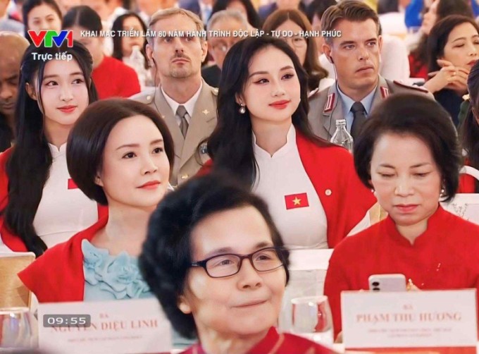 Phương Nhi (hàng thứ ba, bìa trái) tại khai mạc triển lãm 80 năm thành tựu đất nước. Ảnh chụp màn hình
