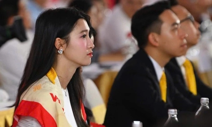 Á hậu 2 Miss World Vietnam Phương Nhi mặc đơn giản, dự sự kiện cùng gia đình chồng tại Hà Nội, sáng 19/8.