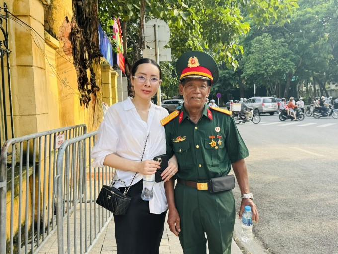 Ông Minh được chị Thu Trang đưa đi tham quan Hà Nội, chiều 28/8. Ảnh: Phạm Nga