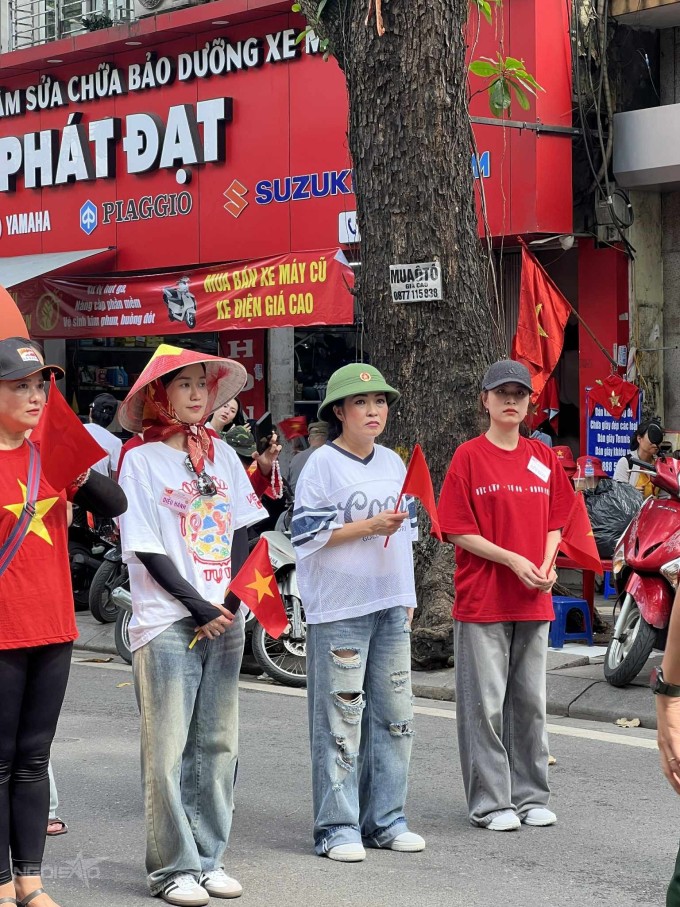 Lâm Vỹ Dạ cùng Phương Thanh, Hoàng Thùy Linh trong buổi tập luyện ngày 28/8.