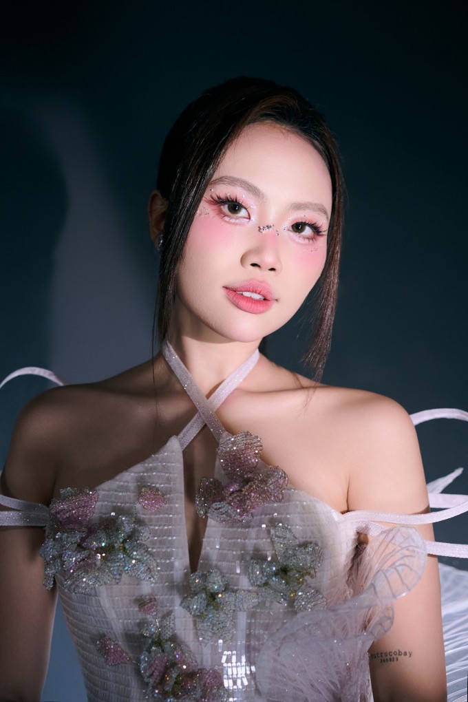 Phương Mỹ Chi nổi bật trong tiết mục "Morse Code" cùng Orange, Pháo, Lamoon tại chung kết Em xinh say hi.