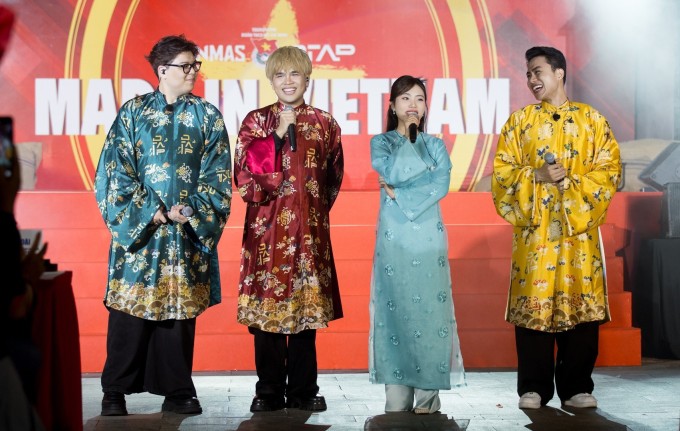 Phương Mỹ Chi và DTAP tham gia chương trình "Chuyến xe tự hào" thuộc dự án "Made In Vietnam", ngày 26/8 ở TP Huế.
