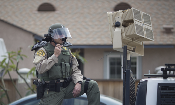 Cảnh sát Mỹ đứng cạnh một hệ thống LRAD tại bang California hồi năm 2016. Ảnh: AFP