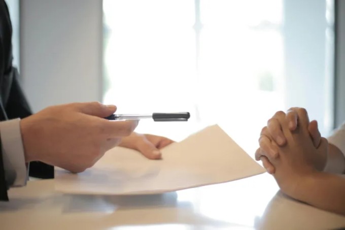 Sự kiện một công ty phá xóa nợ cho hàng nghìn người được xác định vô cùng hiếm. Ảnh: Ibtimes