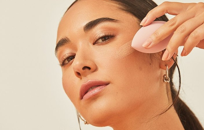 Thay vì kem nền dày, che phủ hoàn toàn, hãy chọn loại kem nền mỏng nhẹ, cho phép da được thở. Các loại kem BB cream hoặc CC cream cung cấp độ ẩm và độ che phủ nhẹ, sẽ làm nổi bật vẻ rạng rỡ tự nhiên của làn da.