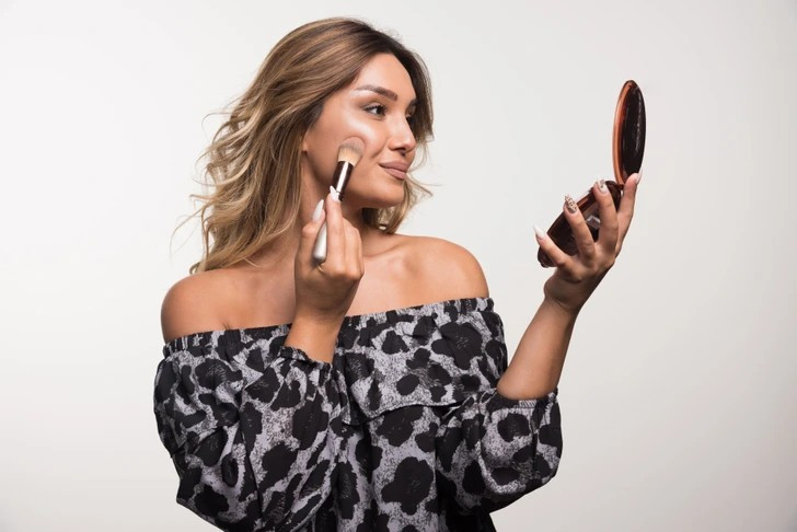 Thời tiết nóng dễ khiến lớp trang điểm bị chảy, các nàng nên sử dụng phấn phủ để thấm dầu và mồ hôi. Tuy nhiên, cần chú ý vì dùng phấn phủ quá dày cũng khiến da bị tắc nghẽn lỗ chân lông. Chỉ thoa một ít phấn phủ mỏng nhẹ lên những vùng da dễ bị nhờn.