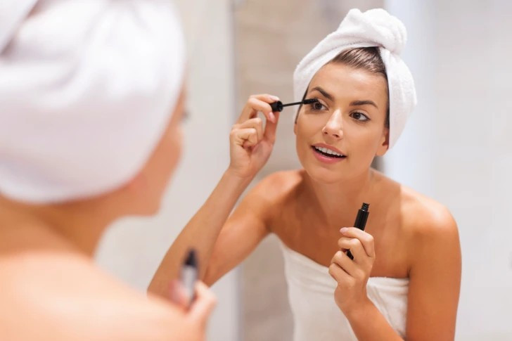 Kẻ mắt màu nâu hoặc đồng sẽ làm nổi bật đường nét đôi mắt của bạn một cách nhẹ nhàng. Thêm một lớp mascara mỏng để tạo độ dày tự nhiên cho hàng mi.