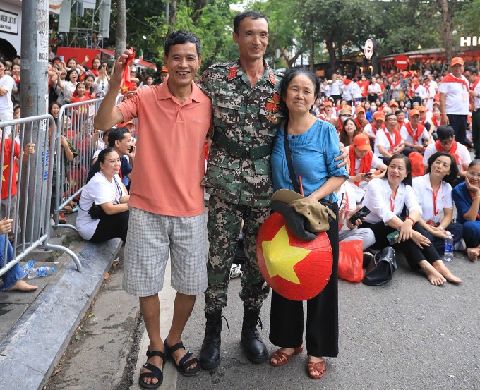 Bà Đỗ Thị Châm (phải), 65 tuổi, ở quận Thanh Xuân và thiếu tá Trương Trung Kiên (giữa), ngày 24/8. Ảnh: Gia đình cung cấp