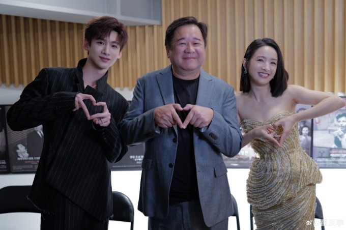 Lâm Y Thần và Tang Diên chụp ảnh cùng đạo diễn Cù Hữu Trứ. Ảnh: Weibo