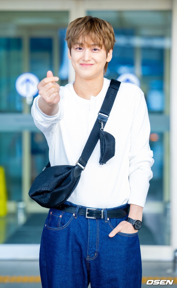 Trước đó, Kim Bum khởi hành tại sân bay Incheon, Hàn Quốc với diện mạo bảnh bao.