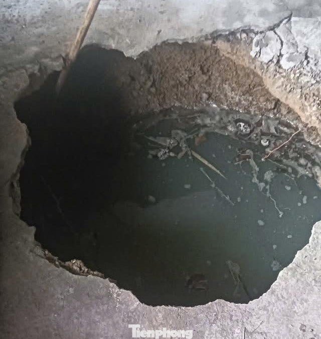 Hố thụt sâu ở giữa nhà bà Lương Thị Xuân ở xã Yên Bình, Lạng Sơn.