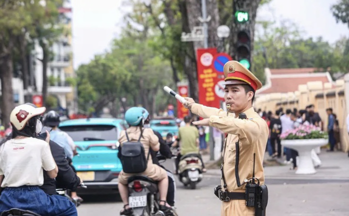 CSGT điều tiết giao thông trên đường phố Hà Nội. Ảnh minh hoạ