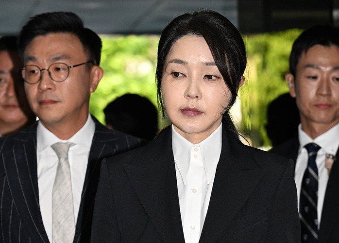 Cựu đệ nhất phu nhân Kim Keon-hee đến Tòa án quận trung tâm Seoul để tham gia phiên điều trần vào ngày 12-8. Ảnh: Yonhap