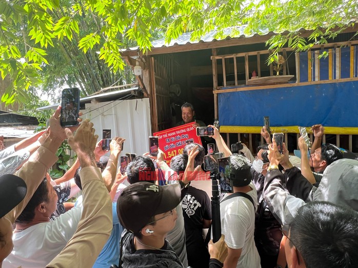 Facebooker, YouTuber vây kín nhà ông Minh mỗi ngày