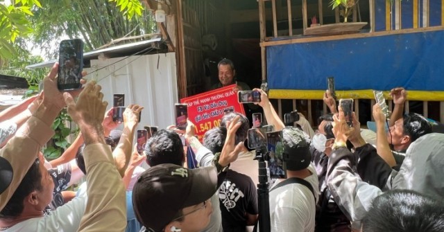 Hàng chục ống kính điện thoại livestream bủa vâ...