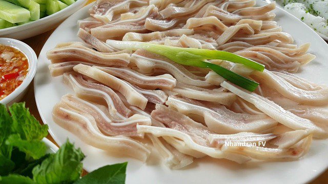 Tai heo luộc được chế biến thành nhiều món ngon ngày hè như: Nem tai thính, nộm tai heo hoa chuối, nộm tai heo xoài xanh, tai heo ngâm chua ngọt…
