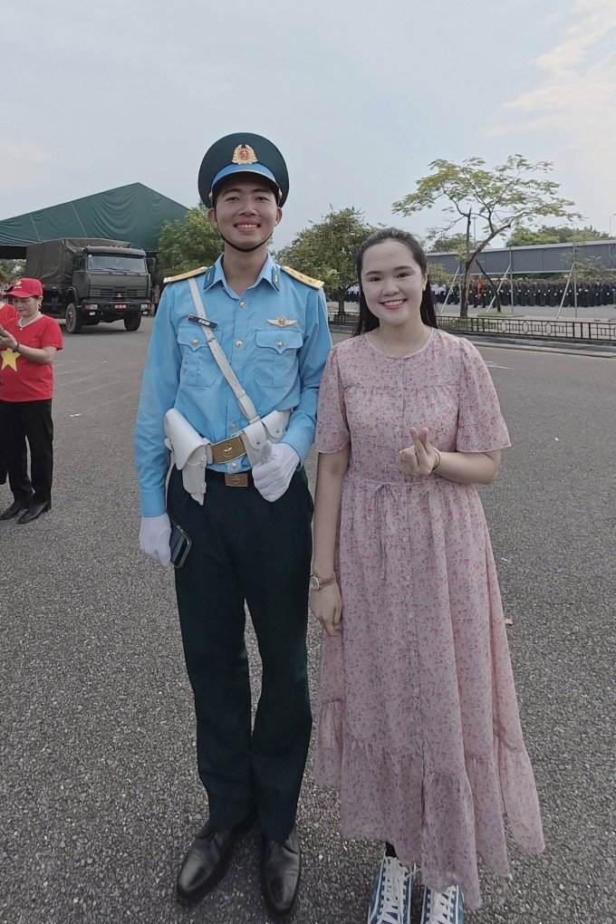 Người đẹp kết hợp trang phục cùng tất đen, khiến cô bị chê mặc 'lạc quẻ'.
