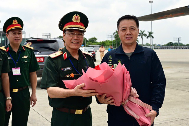 Đại diện Bộ Quốc phòng Việt Nam đón và tặng hoa Đoàn quân nhân Trung Quốc.