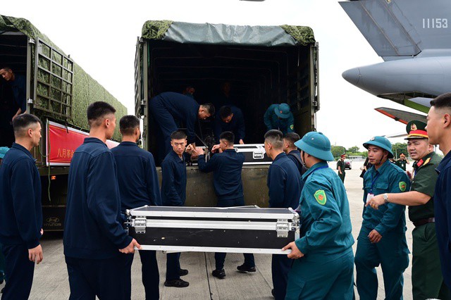 Và di chuyển về nơi nghỉ ngơi để sẵn sàng tham gia tổng duyệt vào sáng 30/8.