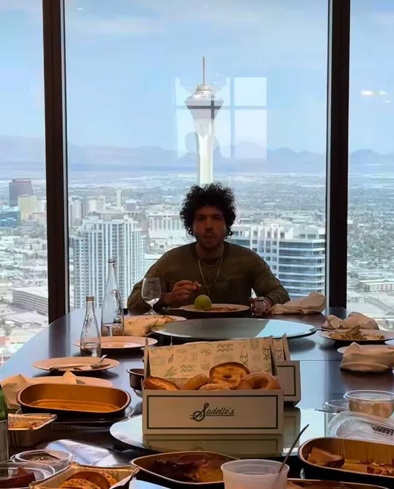 Trong khi Selena tới Mexico với nhóm bạn nữ, Benny tổ chức tiệc độc thân ở Las Vegas. Nhà sản xuất âm nhạc đã chia sẻ một số khoảnh khắc đáng nhớ từ bữa tiệc trên Instagram Stories, bao gồm ức ảnh anh ngồi bên bàn ăn lớn với tầm nhìn ra toàn cảnh thành phố nổi tiếng.