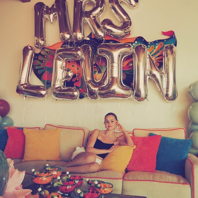 Selena hạnh phúc khi sắp trở thành 'bà Levin'. Chồng sắp cưới của cô tên thật là Benjamin Joseph Levin, lấy nghệ danh Benny Blanco khi hoạt động trong làng nhạc.